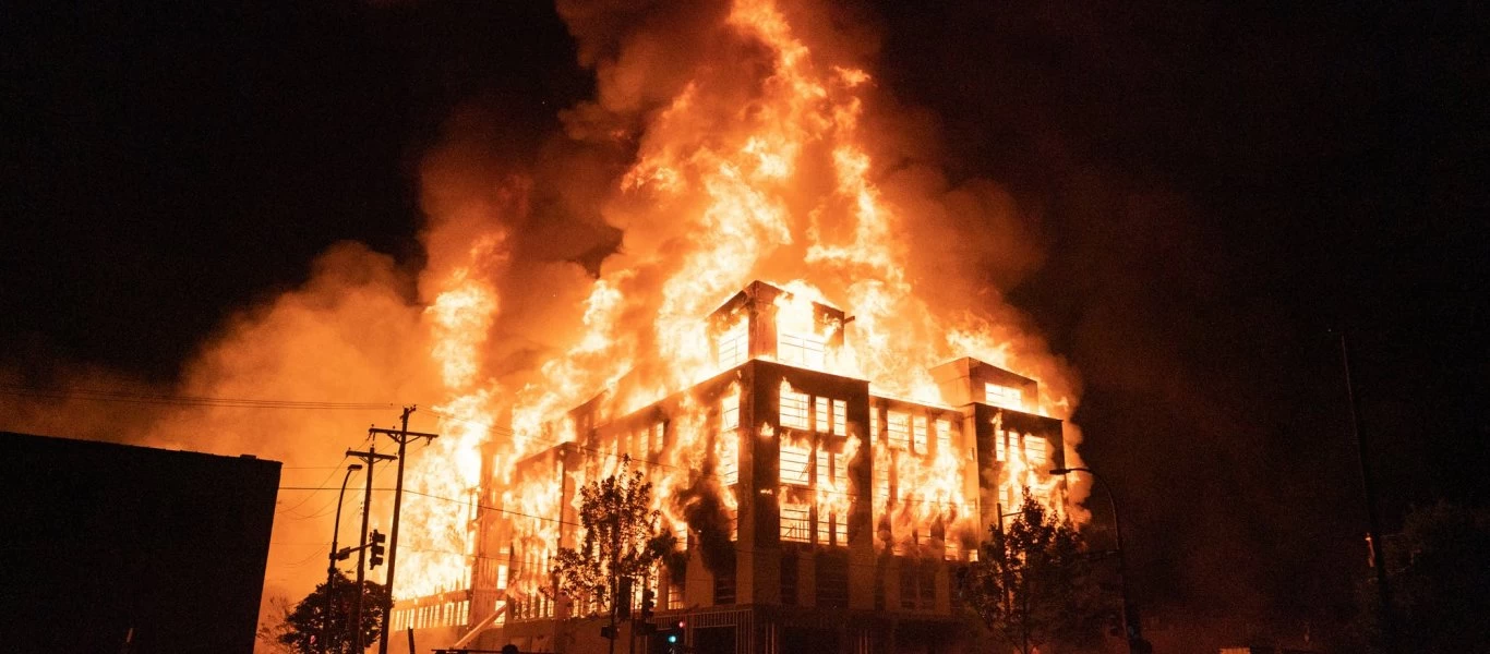 Ρώσο-αμερικανική σύρραξη επί ελληνικού εδάφους: Νέα επίθεση ρωσικής πρεσβείας σε ΗΠΑ με φωτογραφία από… «Μινεάπολις»